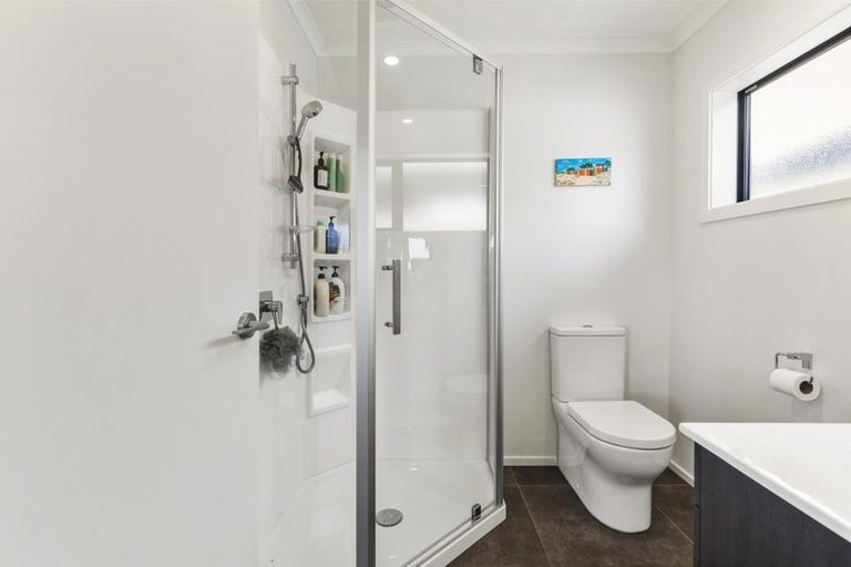 Photo of property in 5 Boeing Way, Newlands, Wellington, 6037