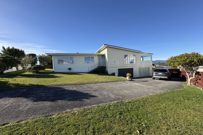 Photo of property in 5 Oakleigh Street, Maungaraki, Lower Hutt, 5010
