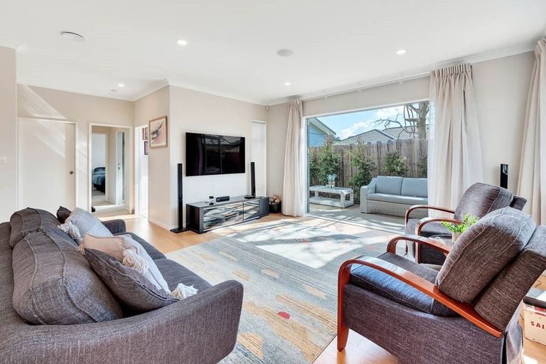 Photo of property in 5c Woodside Road, Massey, Auckland, 0614