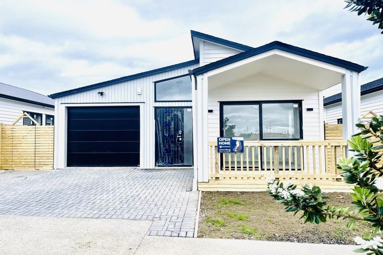Photo of property in 17 Cronshaw Road, Karaka, 2113