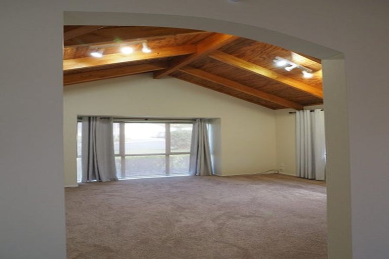 Photo of property in 9 Graven Court, Henderson, Auckland, 0612