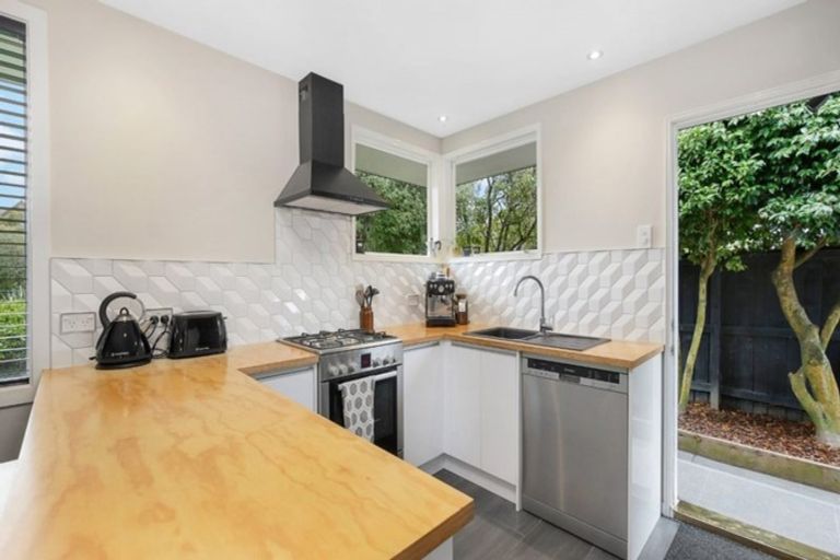 Photo of property in 2/5 Esher Place, Saint Martins, Christchurch, 8022