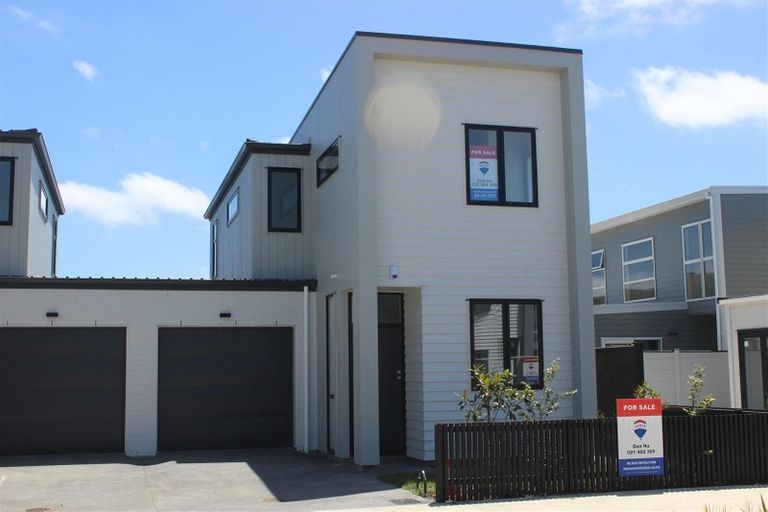 Photo of property in 22 Tapuwae Way, Mangere Bridge, Auckland, 2022