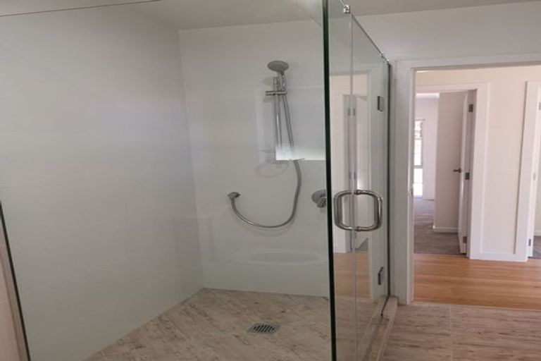 Photo of property in 16 Para Close, Fairview Heights, Auckland, 0632