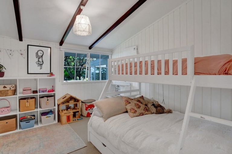 Photo of property in 5 Prudence Place, Oakura, 4314