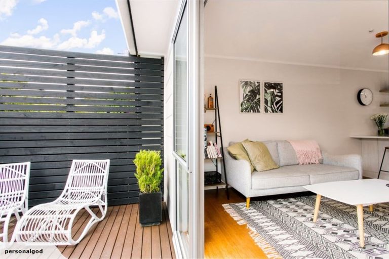 Photo of property in 3a/2 Kirrie Avenue, Te Atatu South, Auckland, 0610