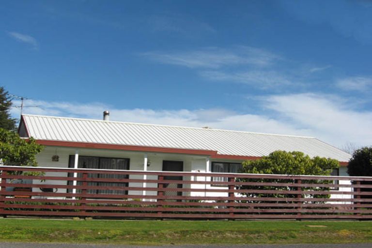 Photo of property in 18 Mahupuku Street, Greytown, 5712