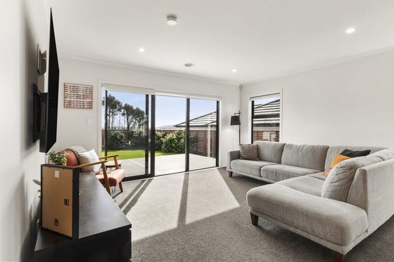 Photo of property in 5 Boeing Way, Newlands, Wellington, 6037