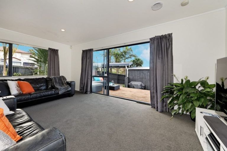 Photo of property in 6 Cloghan Close, Massey, Auckland, 0614
