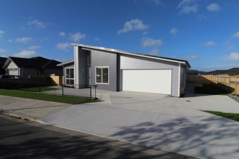 Photo of property in 17 Grove Way, Riverhead, 0820