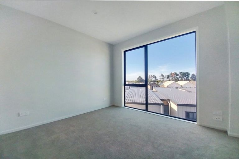 Photo of property in 2 Mikoikoi Crescent, Mangere Bridge, Auckland, 2022