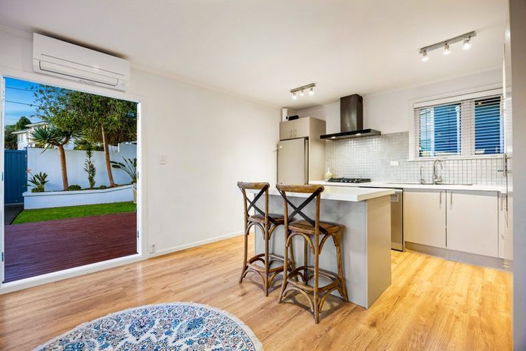 Photo of property in 1/30 Selwyn Crescent, Forrest Hill, Auckland, 0620