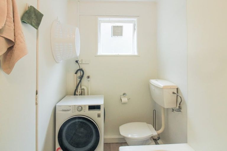 Photo of property in Victoria Court, 11/4u Queen Street, Mount Victoria, Wellington, 6011