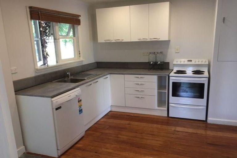 Photo of property in 4 Seymour Road, Sunnyvale, Auckland, 0612