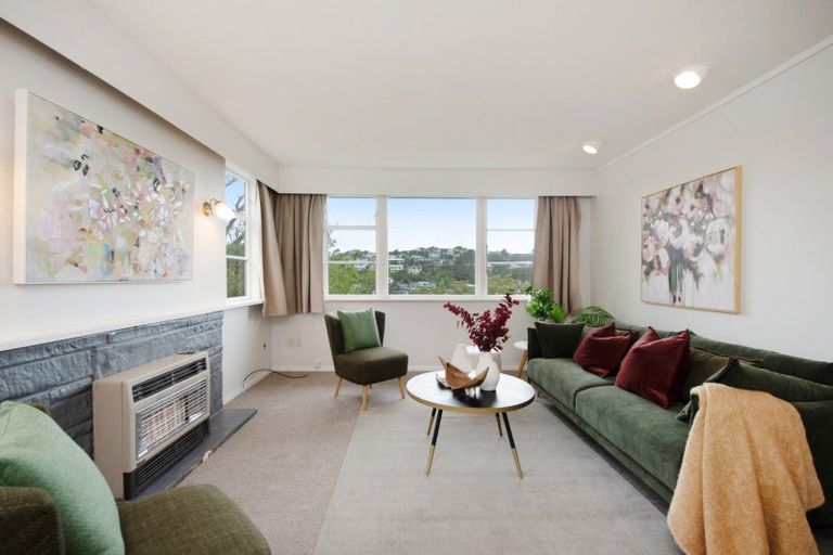 Photo of property in 135 Ruskin Road, Newlands, Wellington, 6037