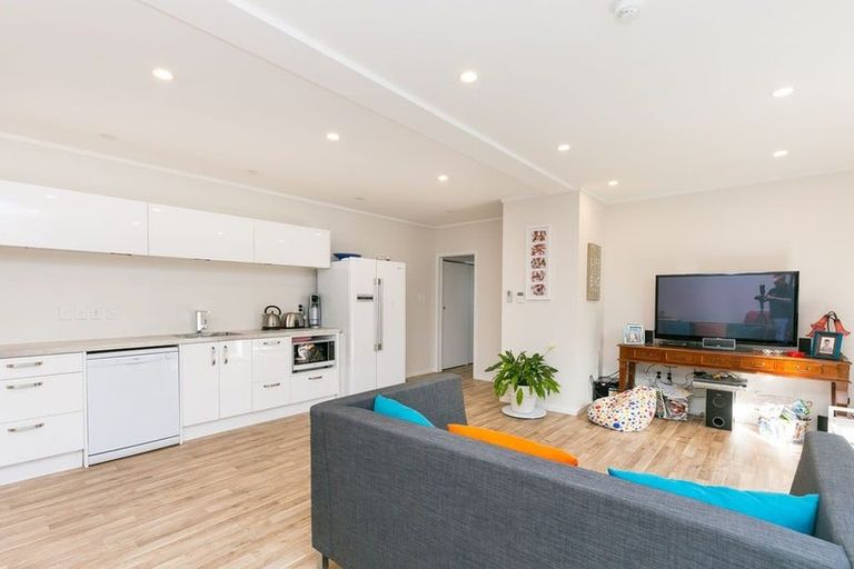 Photo of property in 30 Glanmire Road, Newlands, Wellington, 6037