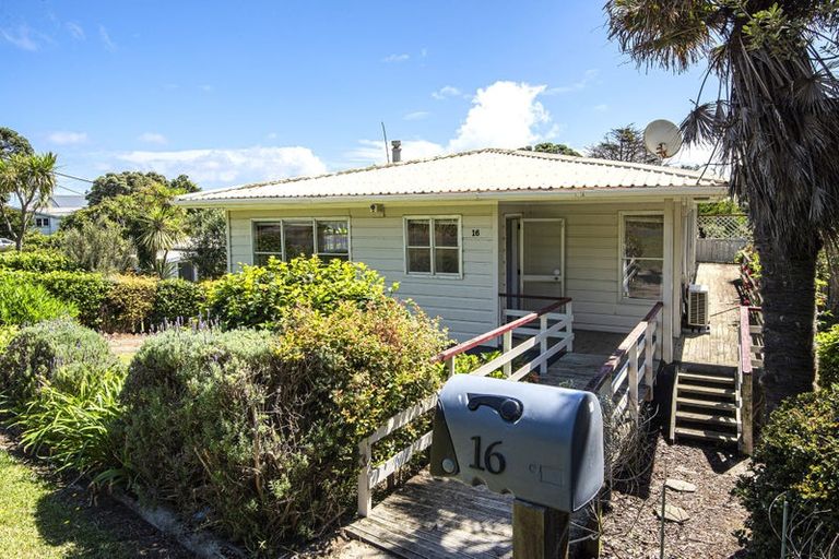 Photo of property in 16 Ripiro Drive, Baylys Beach, Dargaville, 0377