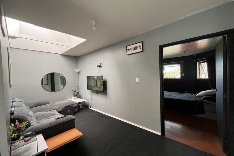 Photo of property in 32 Te Atatu Road, Te Atatu South, Auckland, 0610