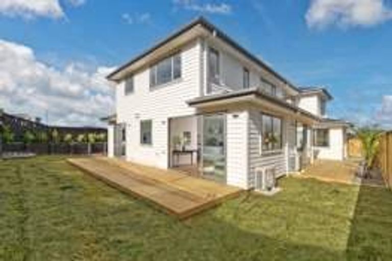 Photo of property in 10 Syd Grant Crescent, Orewa, 0931