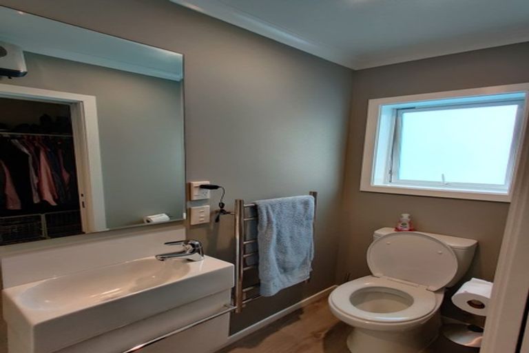 Photo of property in 20u2 Glanmire Road, Newlands, Wellington, 6037