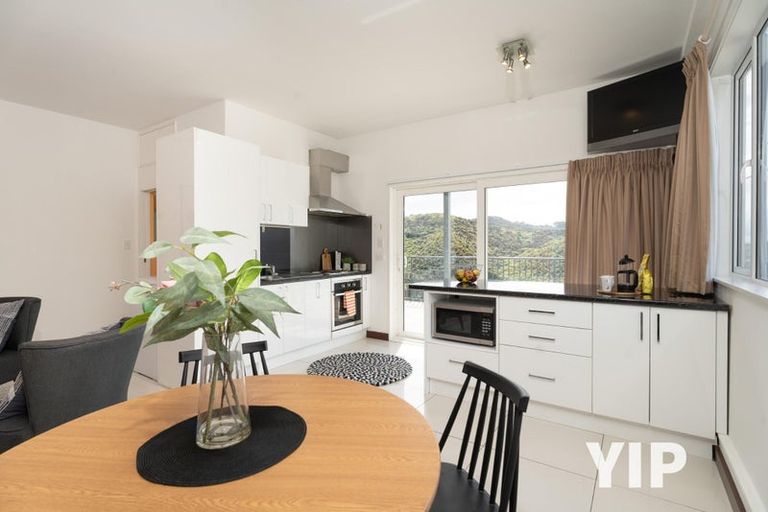 Photo of property in 41a Tamworth Crescent, Newlands, Wellington, 6037