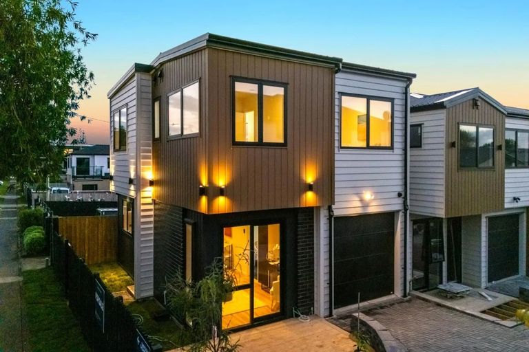 Photo of property in 511a Massey Road, Mangere, Auckland, 2022