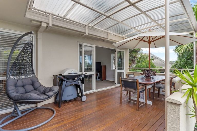 Photo of property in 11 Tyrico Close, Unsworth Heights, Auckland, 0632