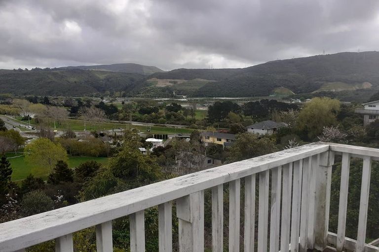 Photo of property in 32 Castle Crescent, Stokes Valley, Lower Hutt, 5019