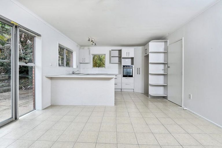 Photo of property in 34 Raymond Terrace, Northcote, Auckland, 0627