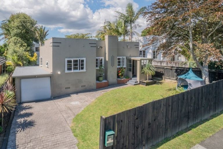 Photo of property in 24 Gardner Avenue, New Lynn, Auckland, 0600