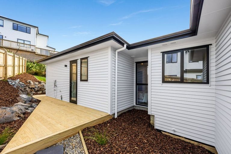 Photo of property in 128 Skulander Crescent, Orewa, 0931