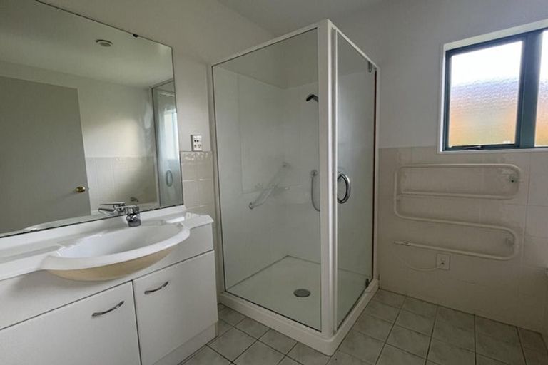 Photo of property in Waimanu Bay Village, 3/1 Piriti Drive, Te Atatu Peninsula, Auckland, 0610