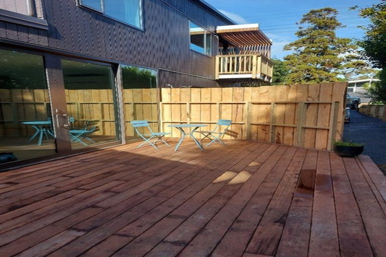 Photo of property in 20 De Val Drive, Titirangi, Auckland, 0604