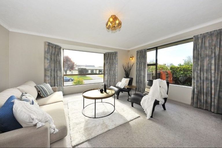 Photo of property in 2/2 Kingham Place, Avonhead, Christchurch, 8042