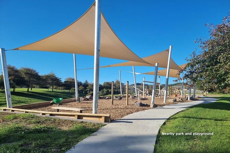 Photo of property in 15 Empressa Heights, Helensville, 0800