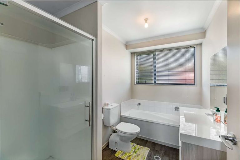 Photo of property in 169l Colwill Road, Massey, Auckland, 0614
