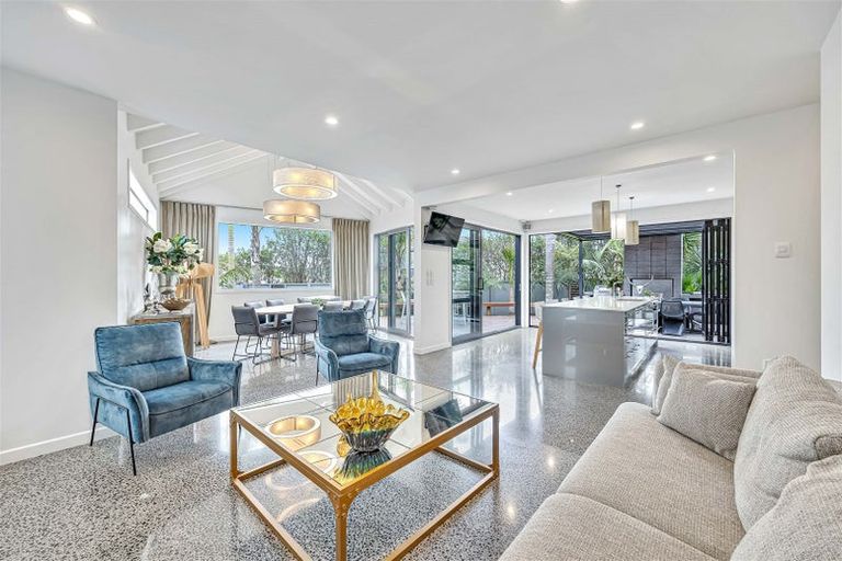 Photo of property in 8 Mansion Court, West Harbour, Auckland, 0618