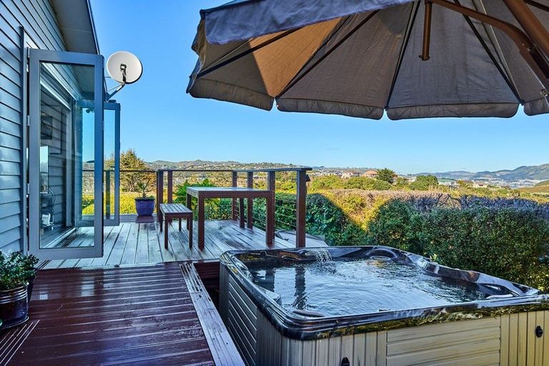 Photo of property in 92 Mana View Road, Paremata, Porirua, 5026