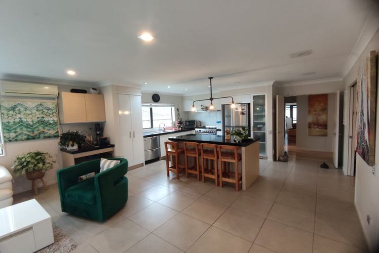 Photo of property in 72 Kervil Avenue, Te Atatu Peninsula, Auckland, 0610