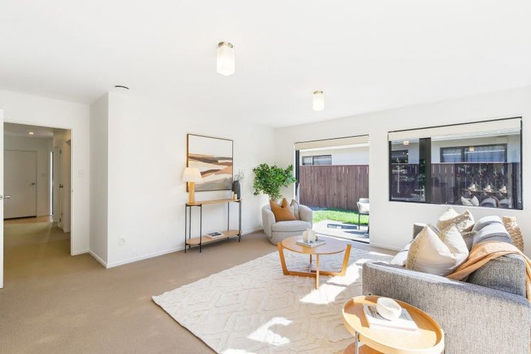 Photo of property in 7b Lyndfield Lane, Newlands, Wellington, 6037