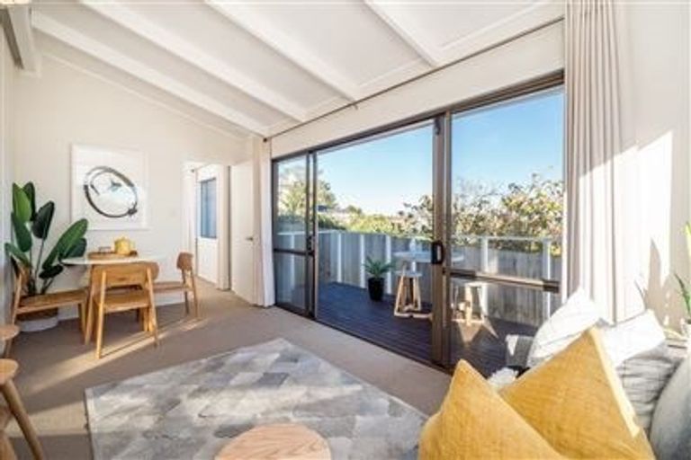 Photo of property in 1/18 Glenfield Road, Birkenhead, Auckland, 0626