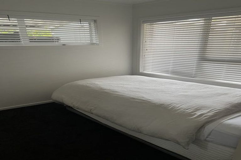 Photo of property in 16 Thorburn Avenue, Red Beach, 0932