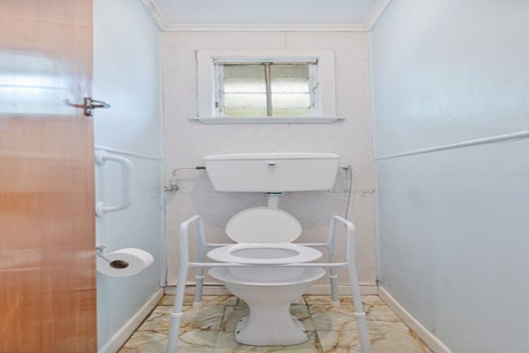 Photo of property in 2/160 Henderson Valley Road, Henderson, Auckland, 0612