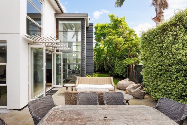 Photo of property in 297 Fitzherbert Avenue, West End, Palmerston North, 4410