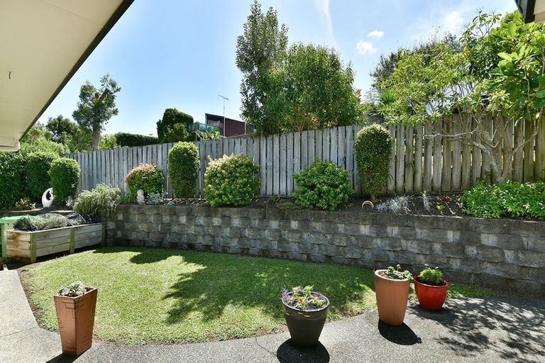 Photo of property in 2/8 Knott Road, Stanmore Bay, Whangaparaoa, 0932