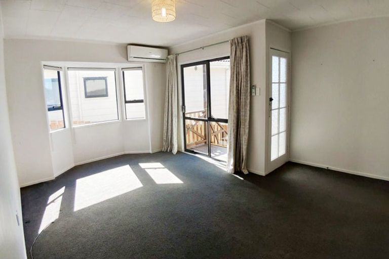 Photo of property in 2/1 Landsdale Place, Massey, Auckland, 0614