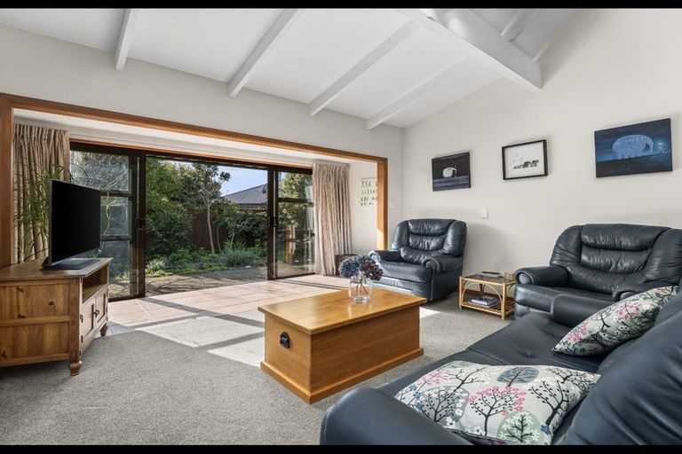 Photo of property in 2/43a Main Road, Redcliffs, Christchurch, 8081