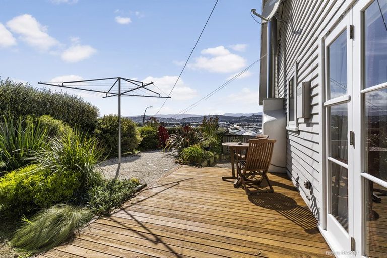 Photo of property in 124 Queens Drive, Lyall Bay, Wellington, 6022