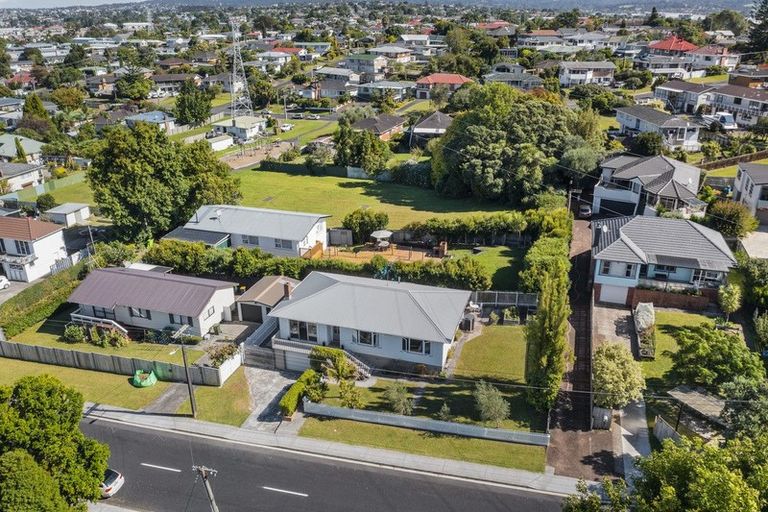 Photo of property in 17 Lyndhurst Road, Te Atatu South, Auckland, 0610