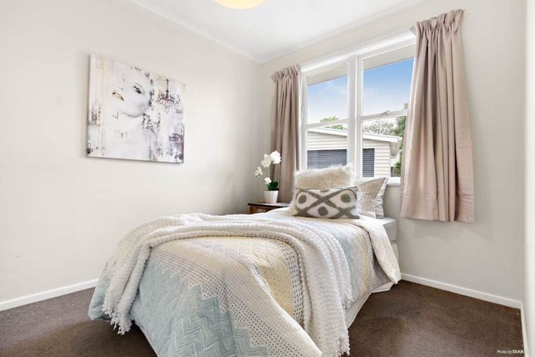 Photo of property in 22 Trojan Crescent, New Lynn, Auckland, 0600